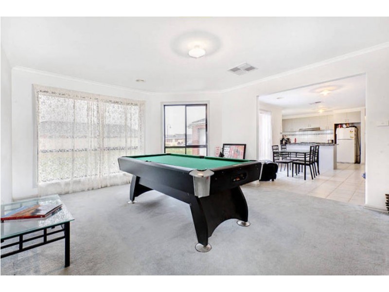 25 Scarborough  Cres, Melton VIC 3337