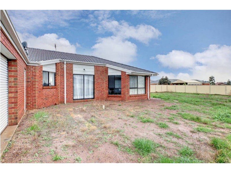25 Scarborough  Cres, Melton VIC 3337