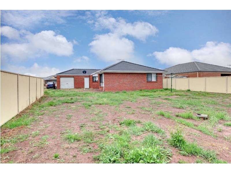 25 Scarborough  Cres, Melton VIC 3337