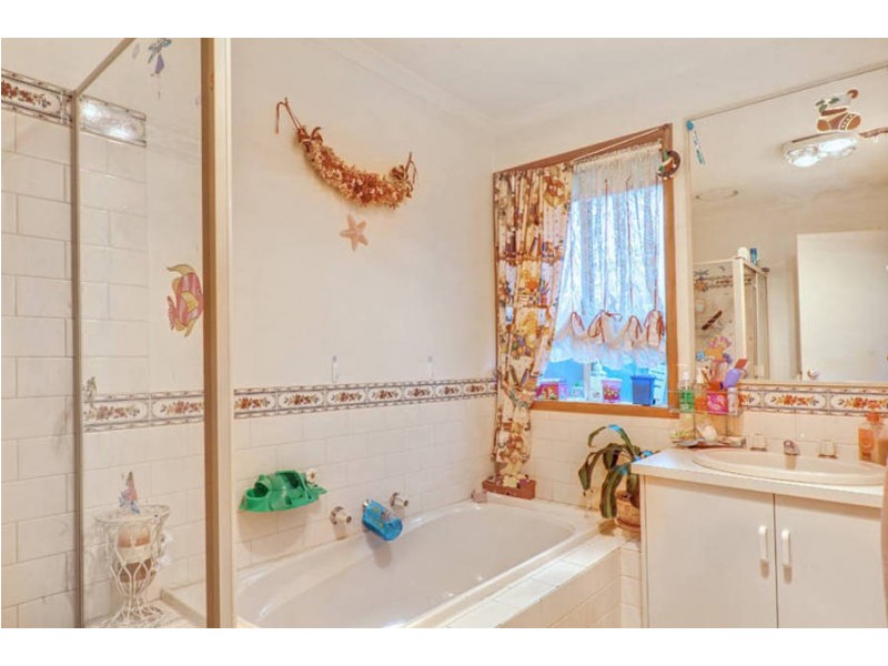 6 Paul Court, Melton West VIC 3337