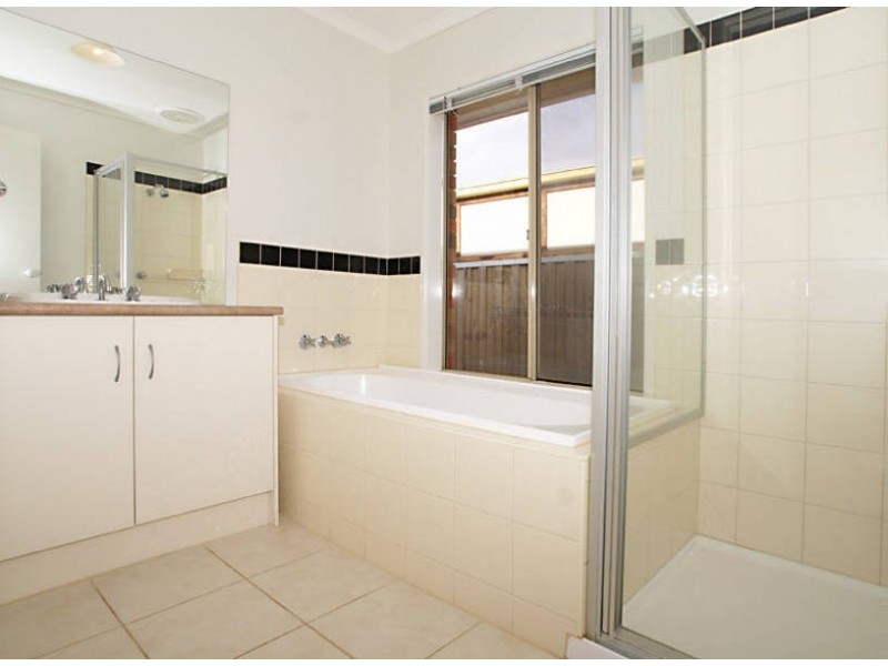 27 Ridgeway, Melton West VIC 3337