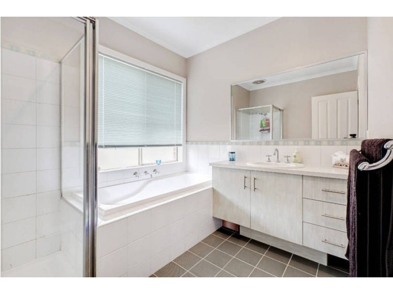 23 Scarlet Oak Avenue, Melton West VIC 3337