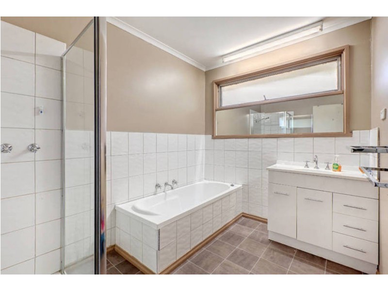 2 Raheen Place, Melton VIC 3337