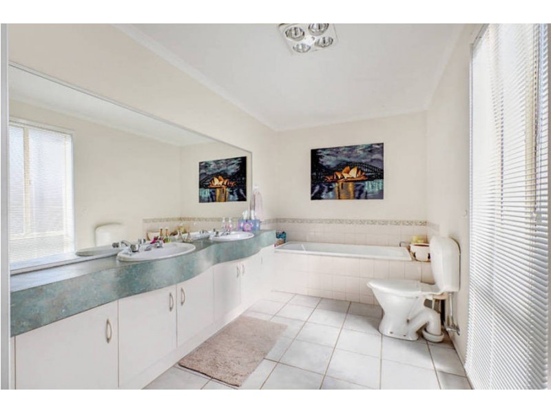 32 Gloaming Ride, Kurunjang VIC 3337