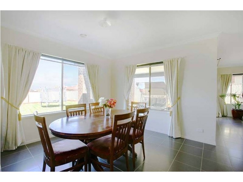 24 Lomandra Bowl, Melton West VIC 3337