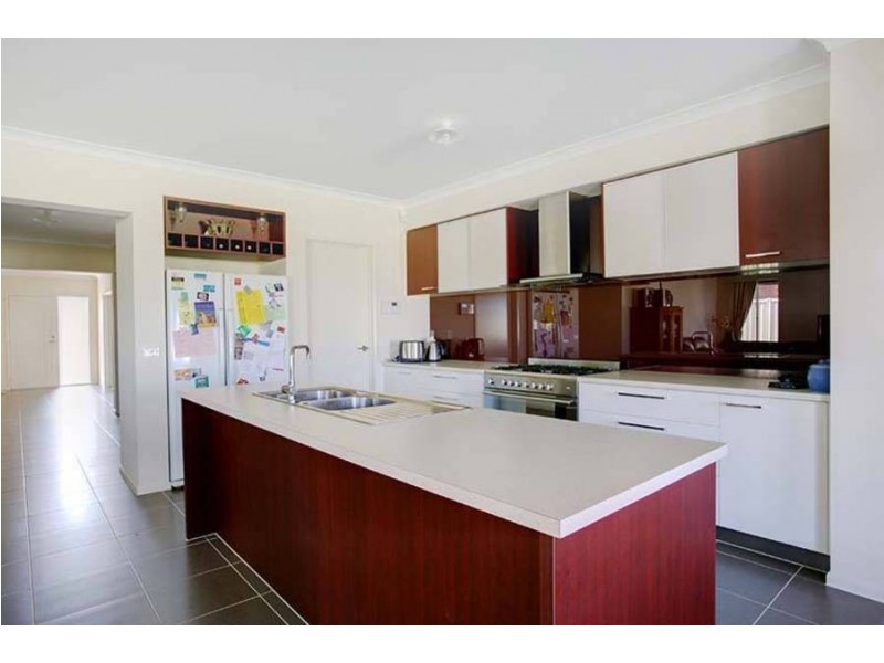 24 Lomandra Bowl, Melton West VIC 3337