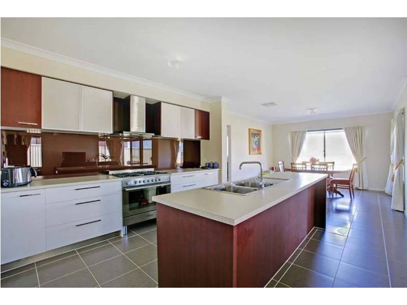24 Lomandra Bowl, Melton West VIC 3337