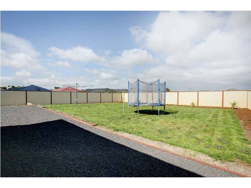 24 Lomandra Bowl, Melton West VIC 3337