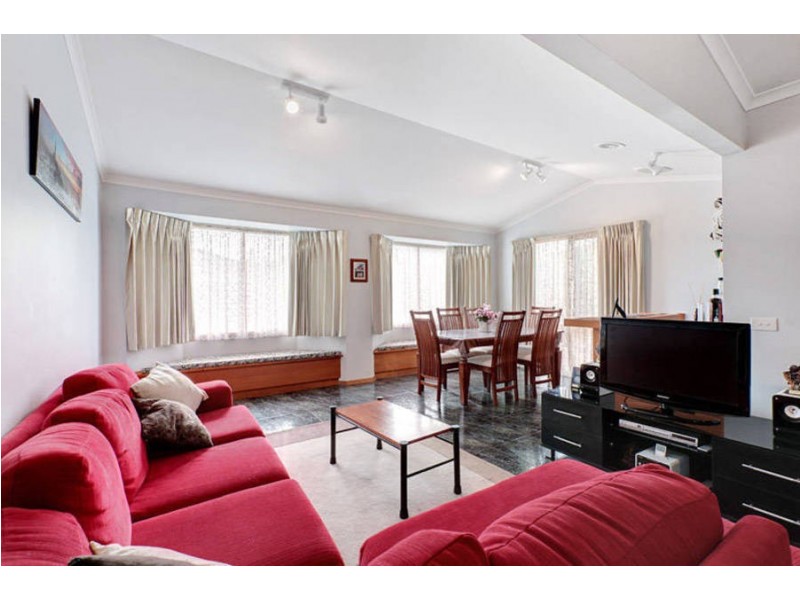 13 Endeavour Place, Melton West VIC 3337