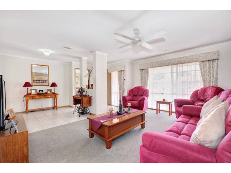 27 Cahill Drive, Brookfield VIC 3338