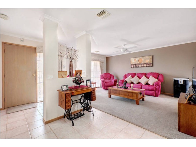 27 Cahill Drive, Brookfield VIC 3338