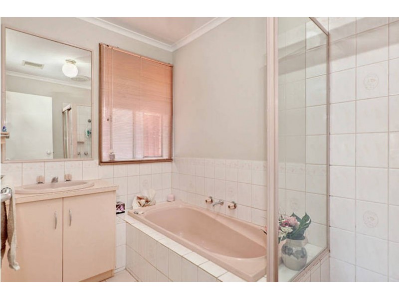 27 Cahill Drive, Brookfield VIC 3338