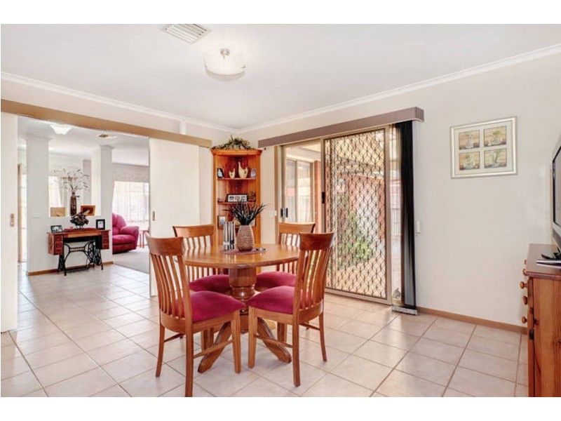 27 Cahill Drive, Brookfield VIC 3338