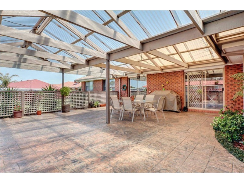 27 Cahill Drive, Brookfield VIC 3338