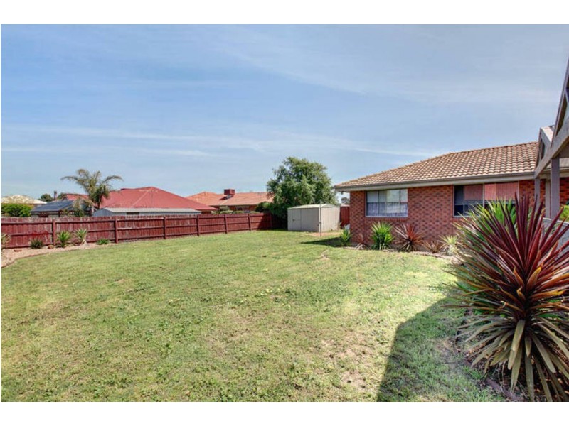 27 Cahill Drive, Brookfield VIC 3338