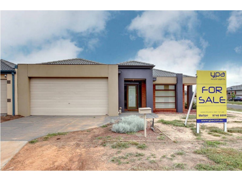 19 Sherwood Place, Melton West VIC 3337