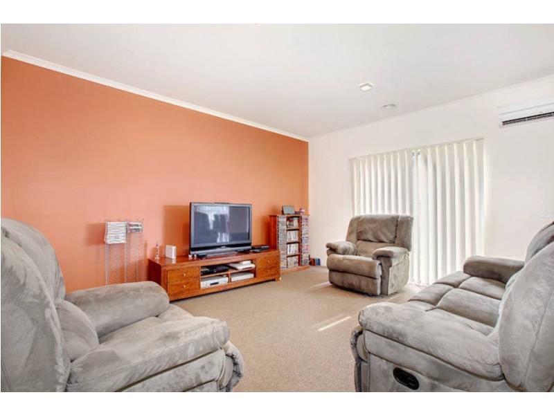 19 Sherwood Place, Melton West VIC 3337