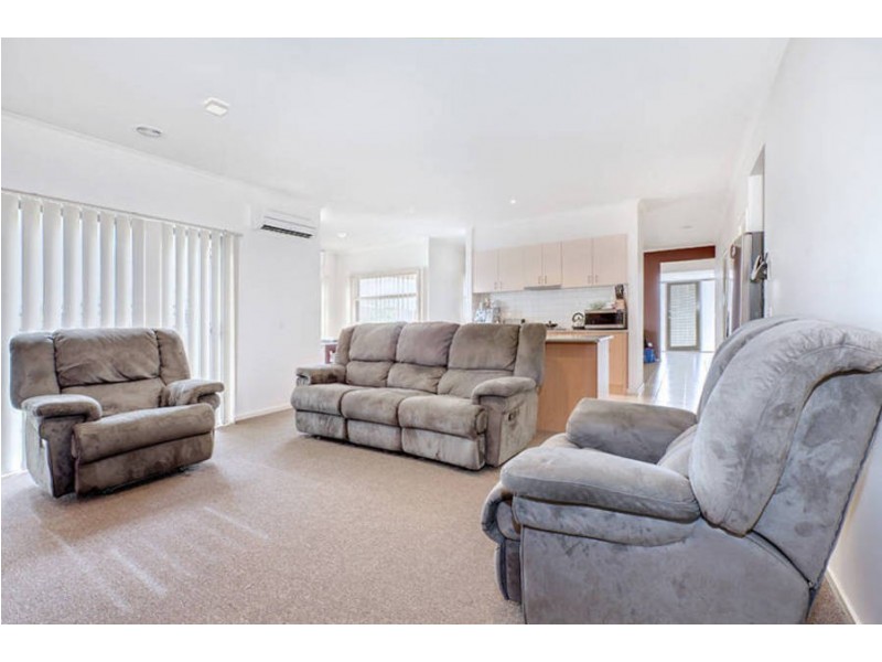 19 Sherwood Place, Melton West VIC 3337