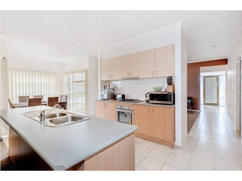 19 Sherwood Place, Melton West VIC 3337