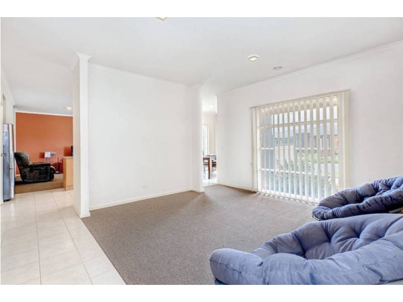 19 Sherwood Place, Melton West VIC 3337