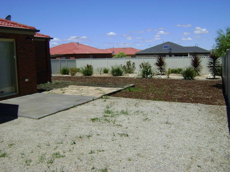 27 Scarlet Oak Avenue, Melton West VIC 3337