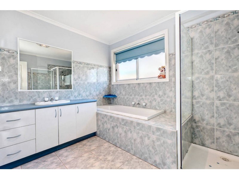 9 Gamalite Drive, Melton West VIC 3337