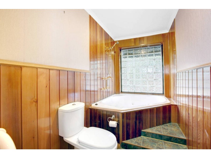 7 Heatherglade Place, Melton West VIC 3337