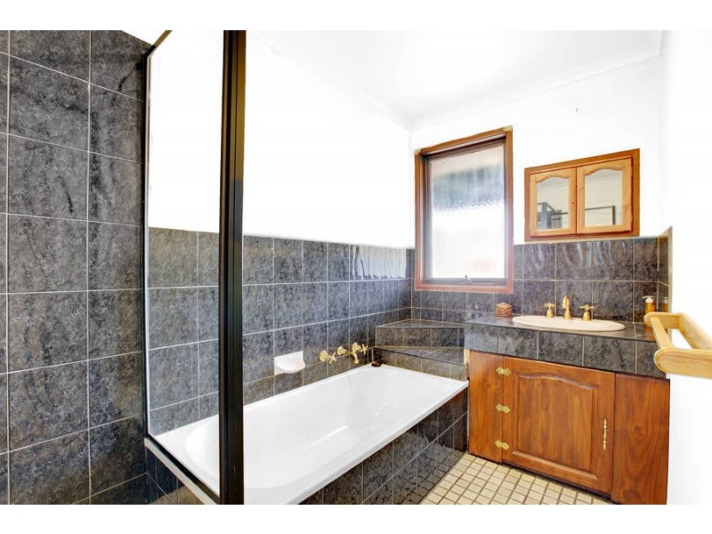 7 Heatherglade Place, Melton West VIC 3337