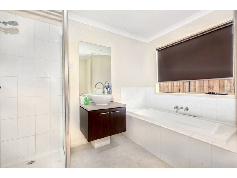 32 Panorama Drive, Melton West VIC 3337