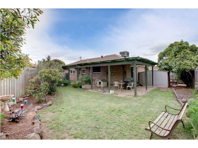 16 Manson Drive, Melton South VIC 3338