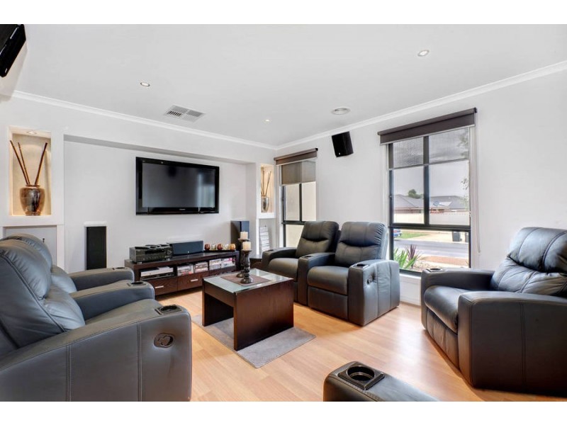 30 Christina Crescent, Kurunjang VIC 3337