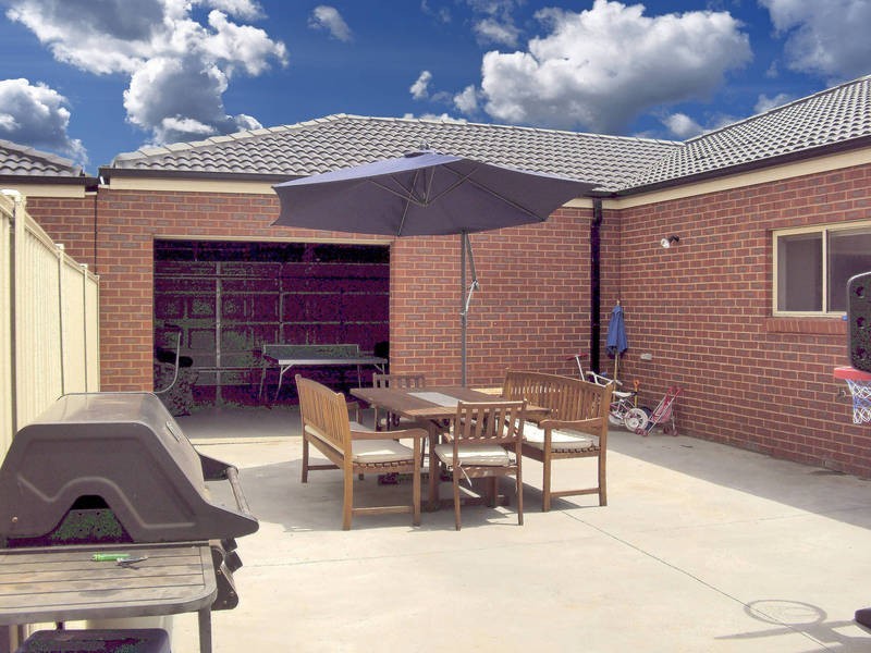 20 Scarborough Crescent, Melton West VIC 3337