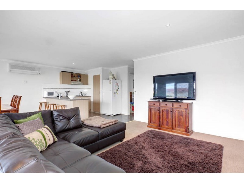 8 Featherhead Way, Melton West VIC 3337