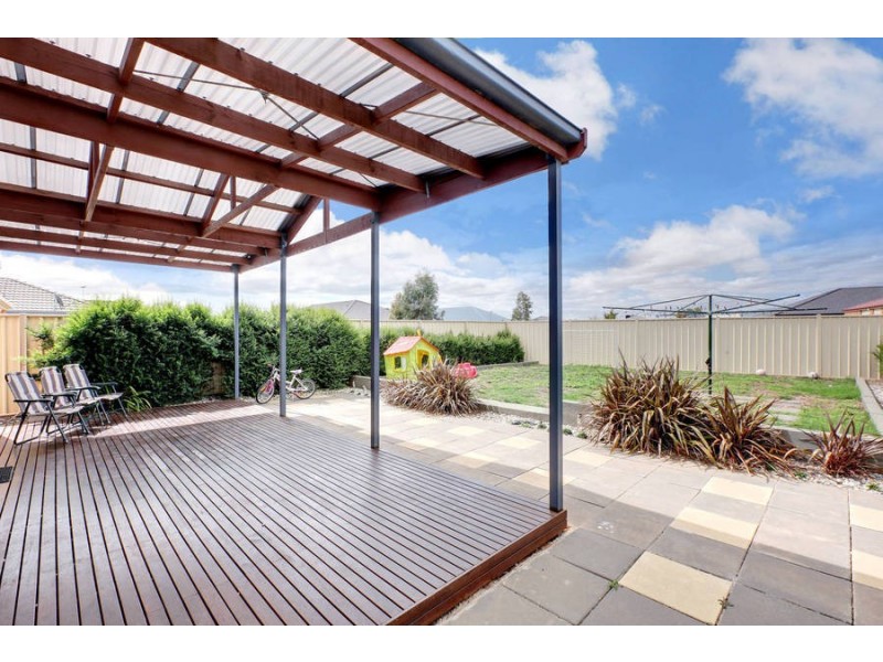 8 Featherhead Way, Melton West VIC 3337