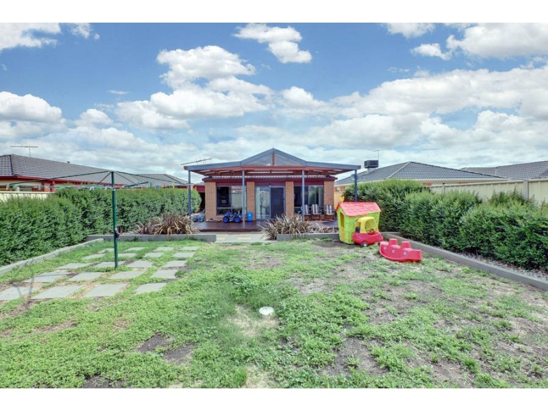8 Featherhead Way, Melton West VIC 3337