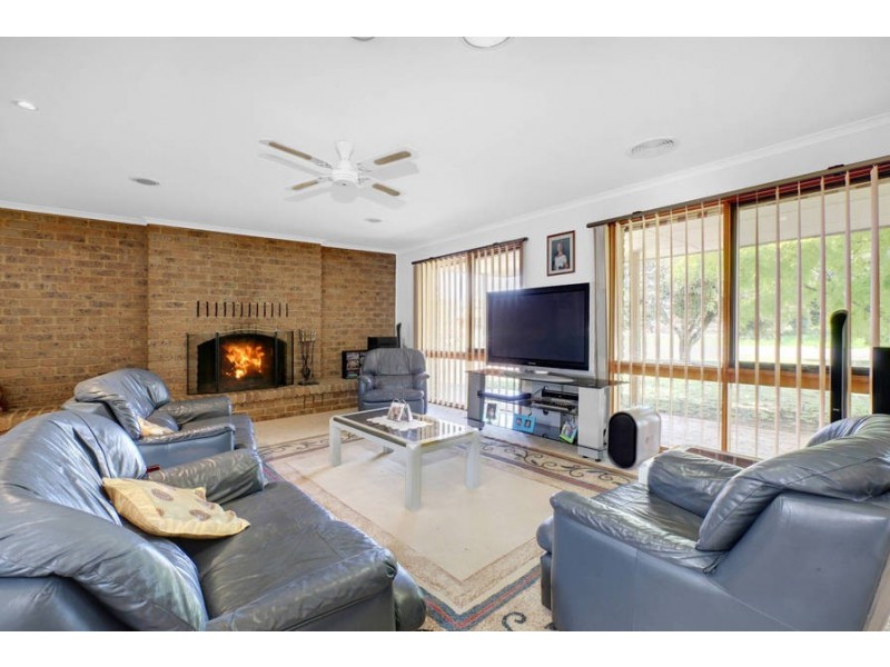 34 Andrew Street, Melton South VIC 3338