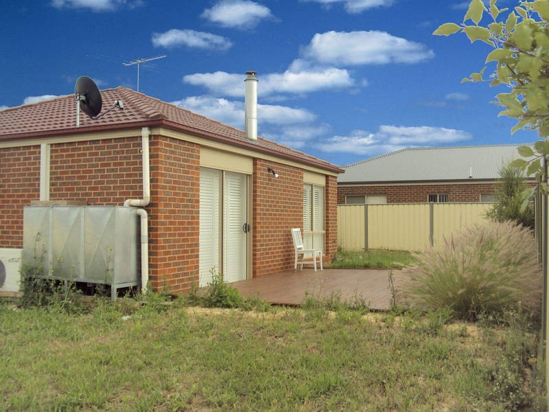 5 Lomandra Bowl, Melton West VIC 3337