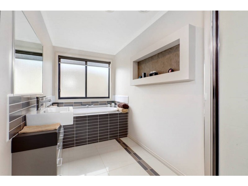 30  Christina Crescent, Kurunjang VIC 3337