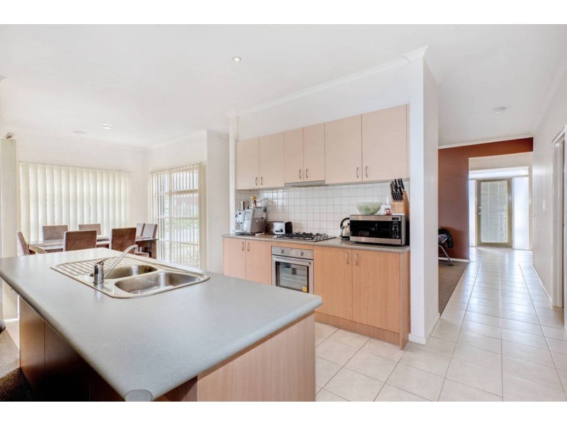 19 Sherwood Place, Melton West VIC 3337