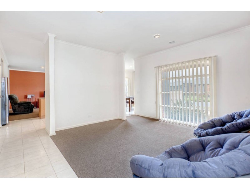 19 Sherwood Place, Melton West VIC 3337