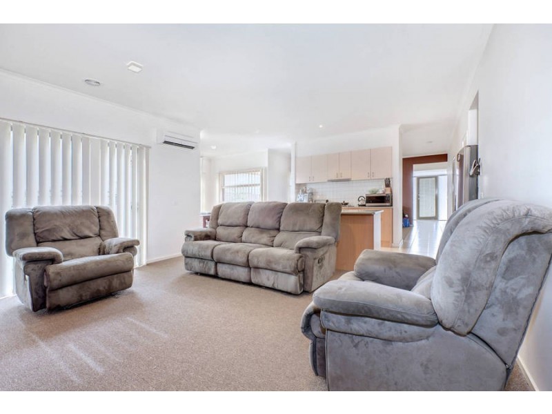 19 Sherwood Place, Melton West VIC 3337