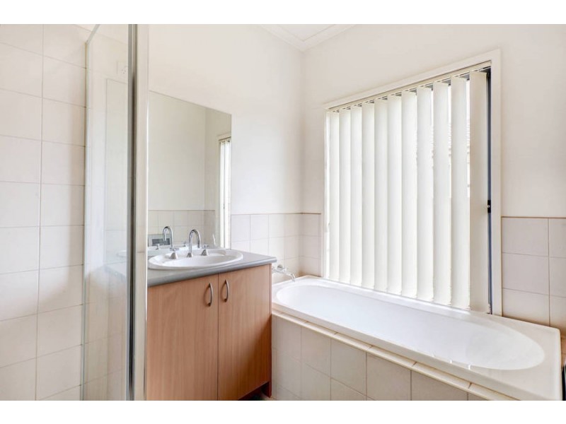 19 Sherwood Place, Melton West VIC 3337