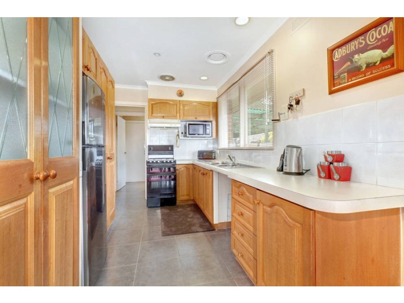 16 Manson Drive, Melton South VIC 3338