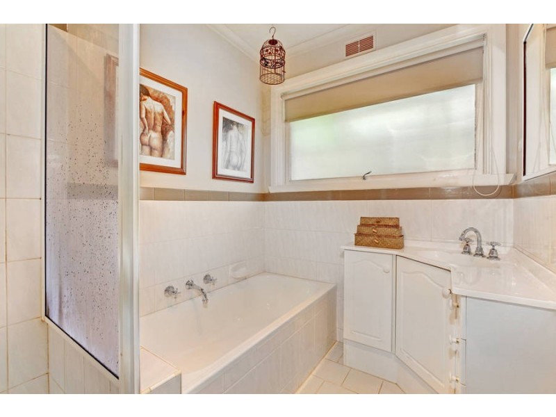 16 Manson Drive, Melton South VIC 3338