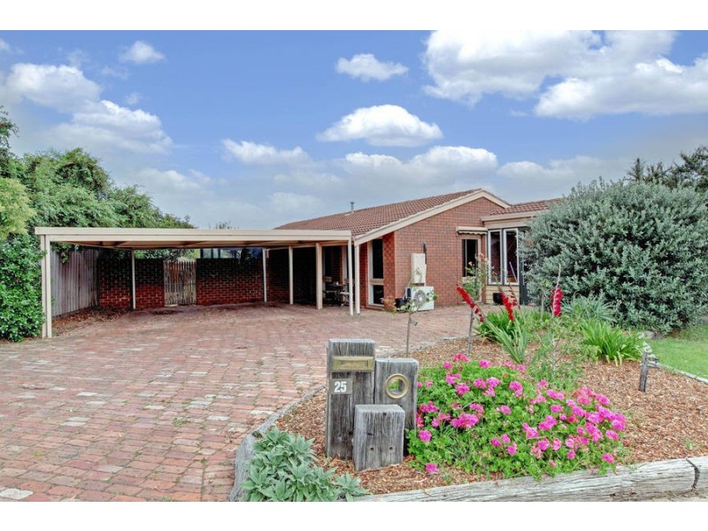 25 Empress Way, Melton West VIC 3337
