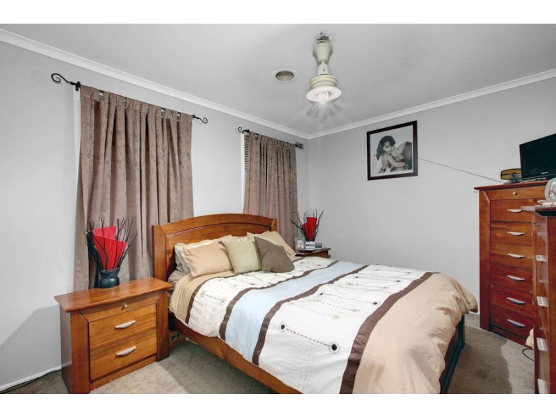 25 Empress Way, Melton West VIC 3337