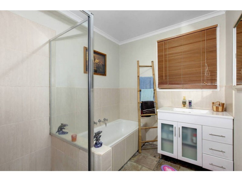 25 Empress Way, Melton West VIC 3337