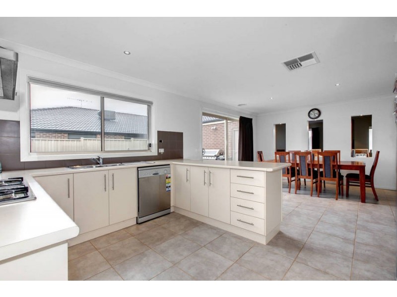 8 Black Knight Way, Kurunjang VIC 3337