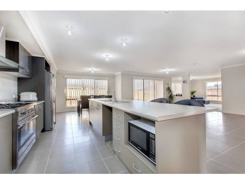 9 Oak Park Drive, Melton West VIC 3337