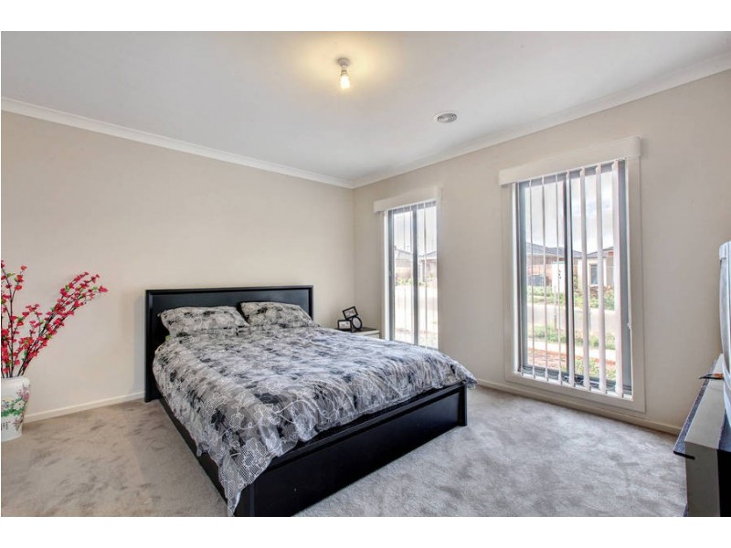 9 Oak Park Drive, Melton West VIC 3337